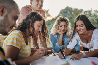 O Instituto Econacional analisa os principais desafios na formação de professores no Brasil, como a valorização profissional, a formação continuada e a adequação à realidade das salas de aula.