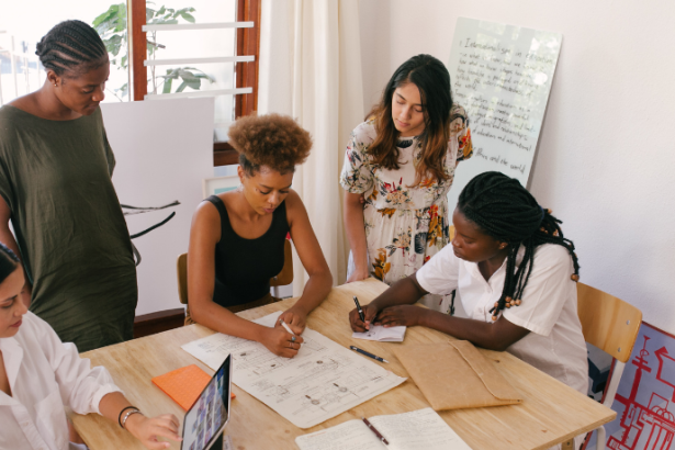 Cristiane Ruon dos Santos mostra como as técnicas clássicas de costura continuam garantindo qualidade e exclusividade.