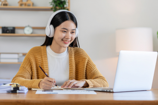 Sérgio Bento De Araújo explora como o Novo Ensino Médio e o EAD estão transformando a formação em um mundo mais conectado.