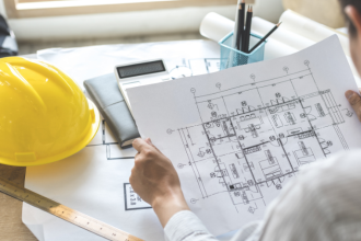 Indústria e obra integradas podem gerar vantagem competitiva na construção? Descubra a análise de Valderci Malagosini Machado neste artigo.