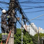 Falta de regulamentação de postes ameaça expansão da banda larga no Brasil