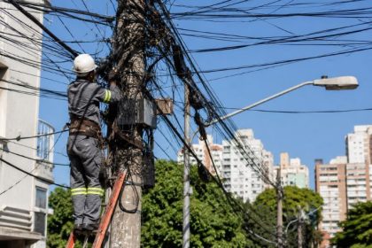 Falta de regulamentação de postes ameaça expansão da banda larga no Brasil