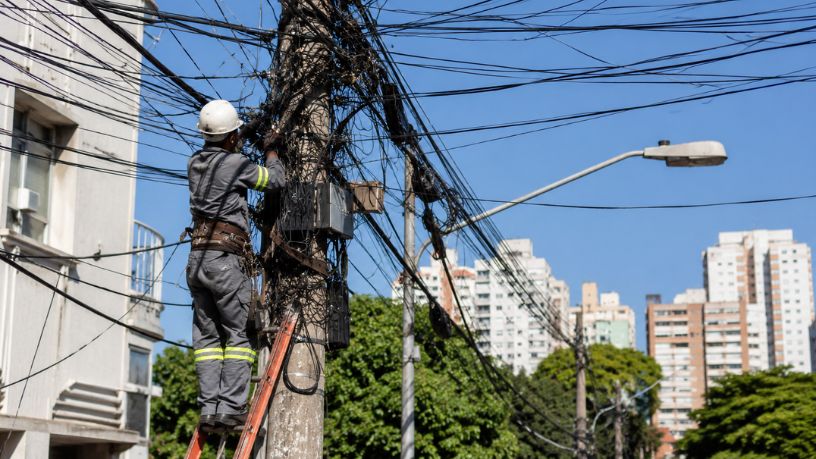 Falta de regulamentação de postes ameaça expansão da banda larga no Brasil