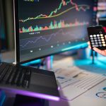 Telas exibem gráficos e dados de análises financeiras em uma composição visual voltada ao universo das fintechs