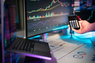 Telas exibem gráficos e dados de análises financeiras em uma composição visual voltada ao universo das fintechs