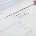 Documentos de solicitação de crédito organizados sobre uma mesa de escritório.