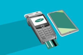 Ilustração de uma maquininha de pagamento e um cartão ao lado de um celular com aplicativo de transação financeira.